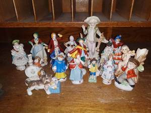 lot 1115 image: Occupied Japan Porcelain Figure Lot