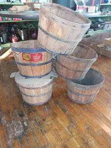 lot 1128 image: 5 Vintage Bushel Baskets