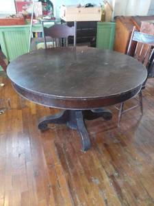 lot 1132 image: Antique Round Oak Table