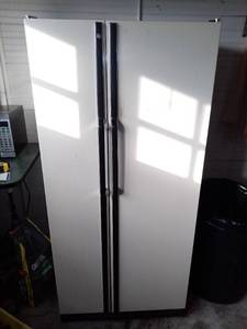 lot 1135 image: GE Refrigerator Contents Not Included