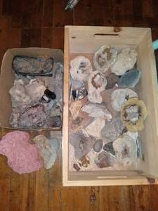 lot 1137 image: Box Full of Geodes