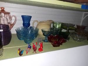 lot 1138 image: Shelf of Collectible Glass