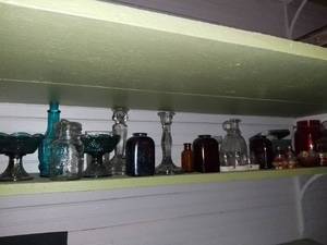 lot 1139 image: Shelf of Collectible Glass