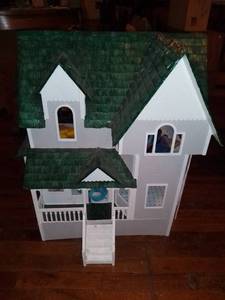 lot 1144 image: Cute Dollhouse