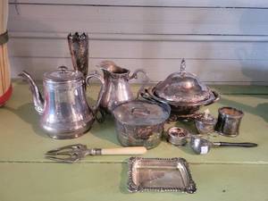 lot 1316 image: Lot of Silverplated Dinnerware Serving Dishes