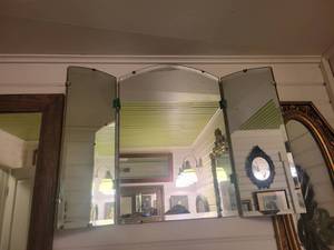lot 1359 image: Tri-Fold Bathroom Mirror