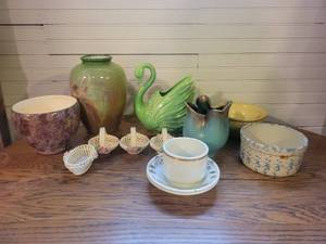 lot 1375 image: Lot of Beautiful Pottery