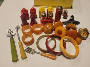 lot 1388 image: Mega Lot of Mid Century Bakelite - Utensils and Knobs