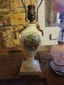 lot 1389 image: George and Martha Washington Lamp