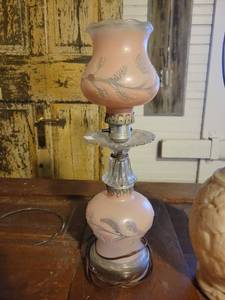 lot 1390 image: Frosted Pink Parlor Lamp