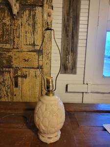 lot 1391 image: Mid Century Creme Alcite Table Lamp