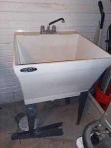 lot 20625 image: Utilatub Work Sink