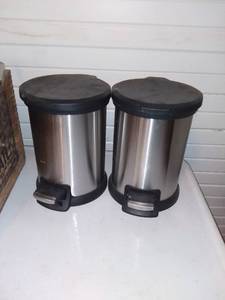lot 20626 image: 2 Mini Trash Cans