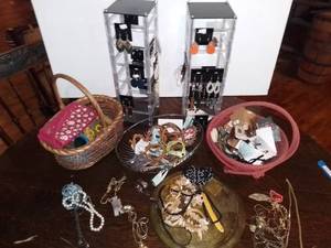 lot 20655 image: Lot of Jewelry