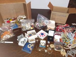 lot 20659 image: Huge Lot of Jewelry