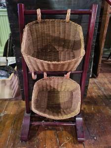 lot 20668 image: Hanging Basket Display