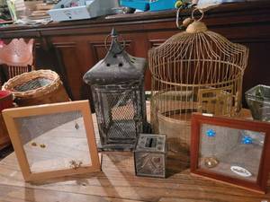 lot 20670 image: Lot of 2 Decor Bird Houses and Netted Earring Displays