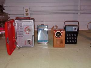 lot 33831 image: Lot Of 4 Vintage Transistor Radios
