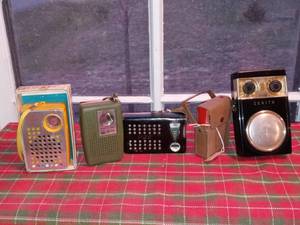 lot 33832 image: Lot Of 5 Vintage Transistor Radios