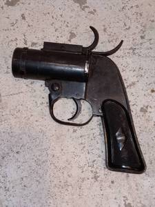 lot 472 image: WW2 37mm M8 Signal Flare Gun