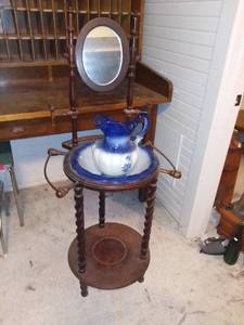 lot 20614 image: Antique Wash Stand