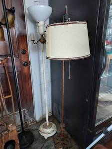 lot 67006 image: Lot of 3 Floor Lamps