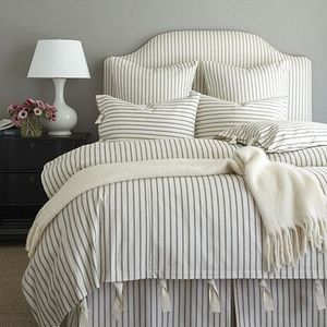 lot 4327 image: Lush Decor 76x80 King Comforter Set With Pillowcases