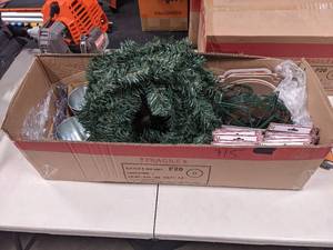 lot 8151 image: Christmas Party Craft Sets