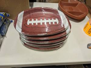lot 8249 image: 6pk Football Party Plates 8ct