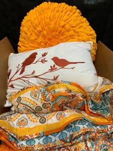 lot 31040 image: Double Queen - Quilt and Pillow Set