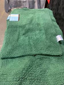 lot 31041 image: Set of 2 - Reversible Bath Mat Set - Green - 16 x 22 , 22 x 33