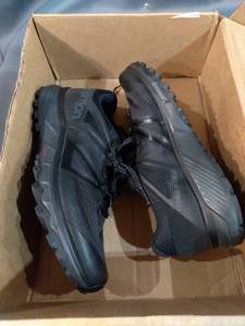 lot 31072 image: SALOMON 10.5 MENS BLACK TENNIS SHOES