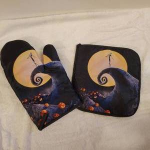 lot 1036 image: Jack Oven Mitt Set