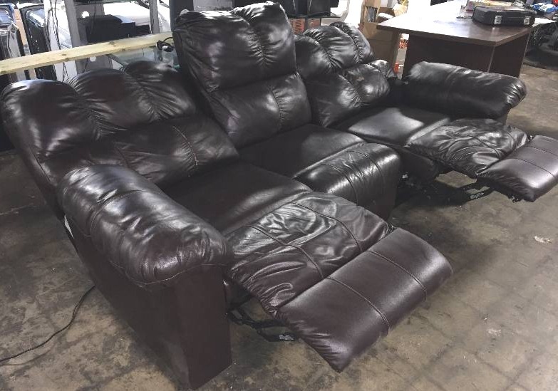 lot 9133 image: LUXURY LEATHER SOFA WITH 2 POWERED RECLINERS