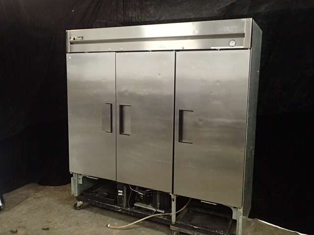 lot 14 image: True T-72 78 Three Section Solid Door Reach in Refrigerator - 72 Cu. Ft.
