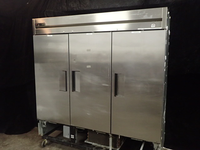 lot 15 image: True T-72F 78 Three Section Solid Door Reach in Freezer - 72 cu. ft.