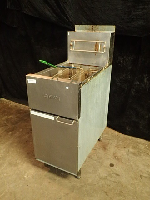 lot 32 image: Dean SR42GN Super Runner 43lbs Natural Gas Fryer