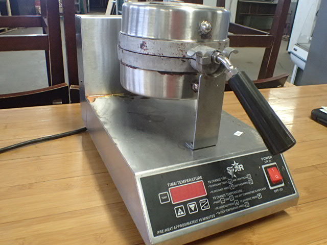 lot 55 image: Star Flipping Waffle Maker