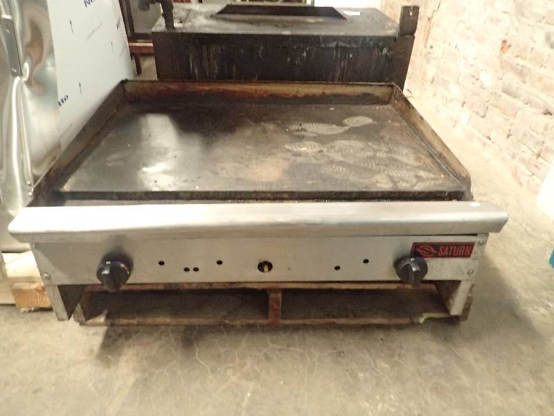 lot 73 image: Saturn Natural Gas 36in Flat Top Grill