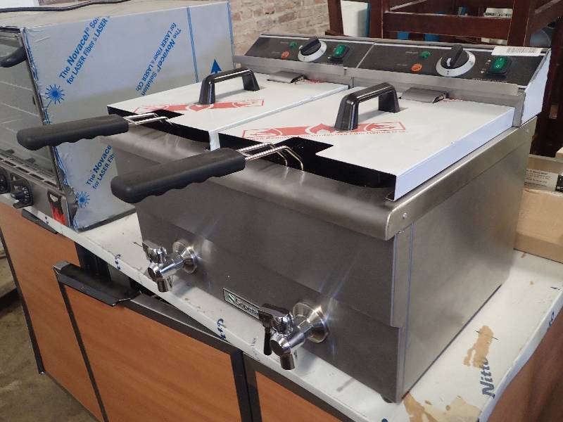 lot 75 image: Supera Countertop Fryer