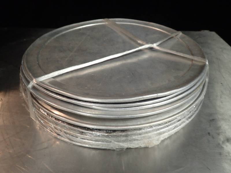 lot 136 image: Lot of (9) 16in Pizza Pans