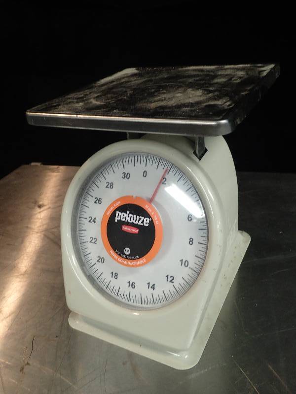 lot 137 image: Pelouze 32oz x 18oz Scale