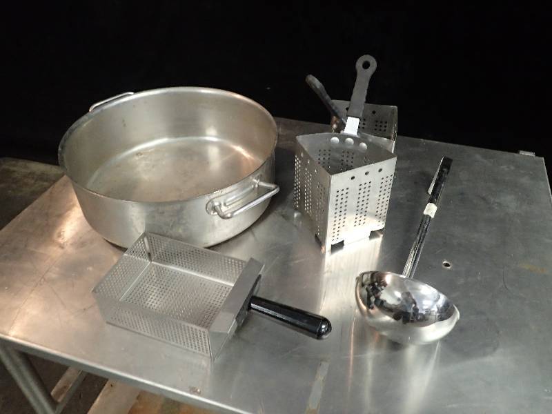 lot 147 image: Lot of Cooking Utensils