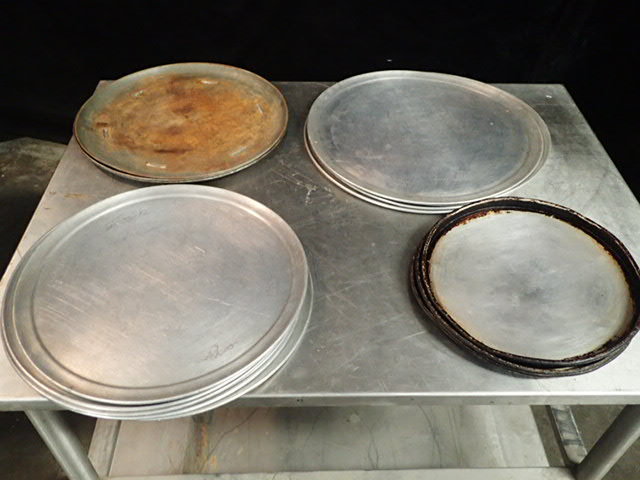lot 184 image: Lot of Pizza Pans