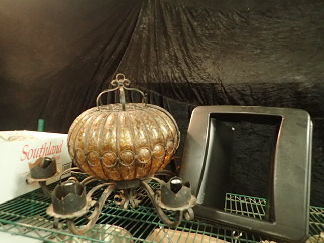 lot 194 image: Contents of Shelf