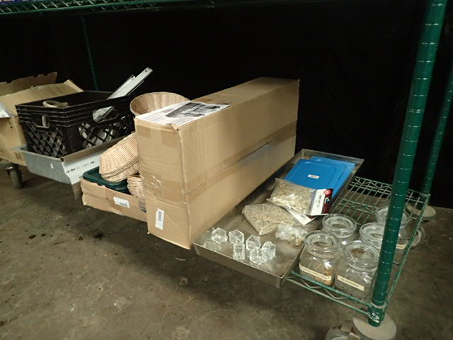 lot 195 image: Contents of Shelf