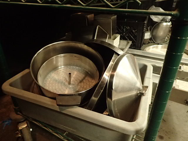 lot 199 image: Contents of Shelf