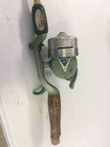 lot 18 image: South bend spin cast 77 Reel with south bend rod