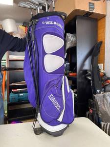 lot 43 image: Kansas state golf bag, Like new