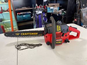 lot 57 image: Craftsmen chain saw 16 33cc with case & extra chain